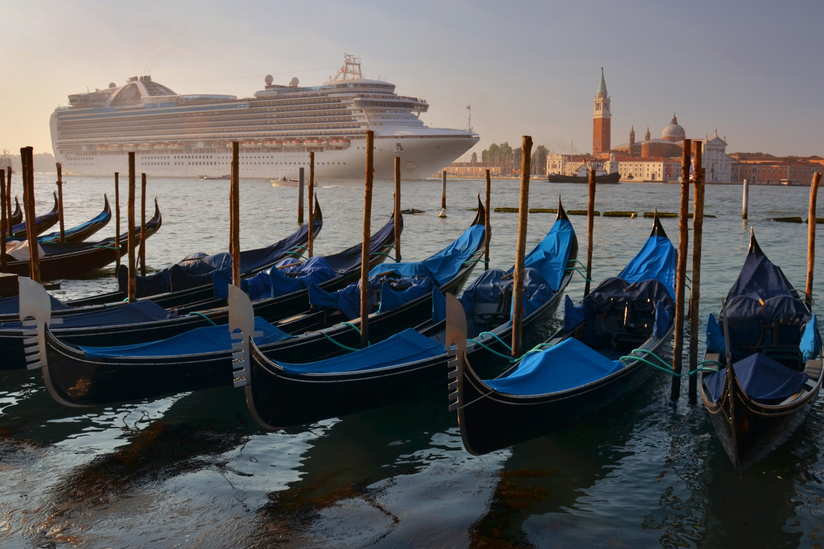 Venezia, la grande fuga delle crociere dalla Laguna: «Futuro a rischio»